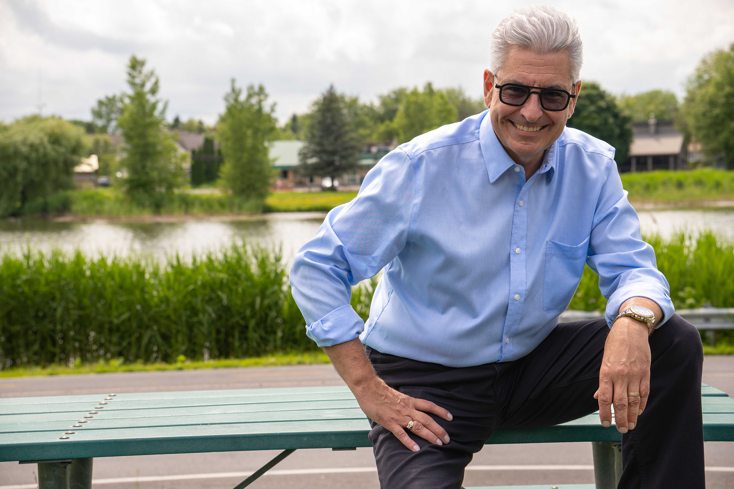 Portrait de Patrice, souriant, à l'extérieur dans Saint-Jean-sur-Richelieu